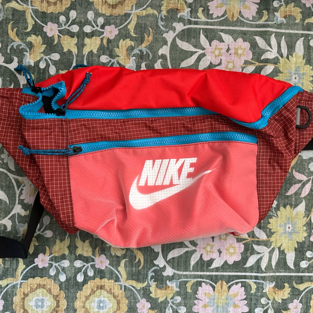 NIKE Tech Hip Pack